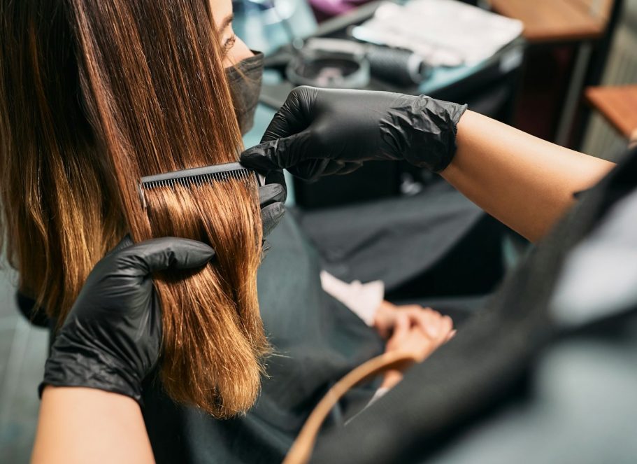 Präzises Styling von langem, braunem Haar